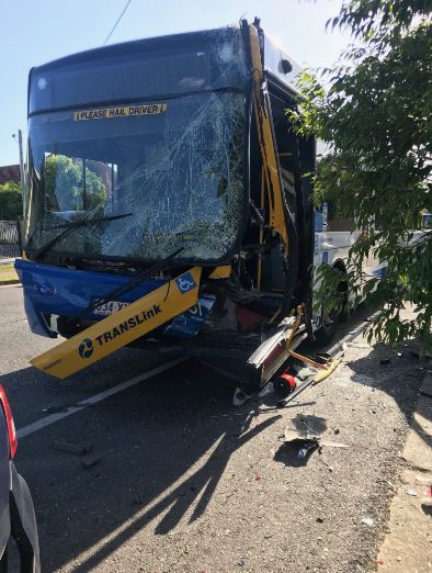 布里斯班北部车祸,公交车司机发病后失控连撞三车