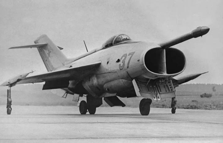 (雅克-36垂直起降战斗机,真的是丑的无法原谅)