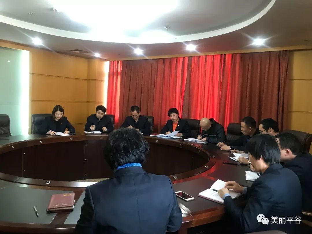 会上,陈立荣同志传达了区委五届七次全会会议精神,认真学习了区委书记