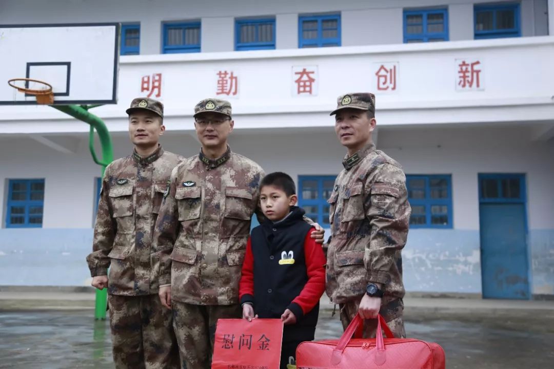 当天,东部陆军战区31614部队还来到结对帮扶的贫困户家中进行走访