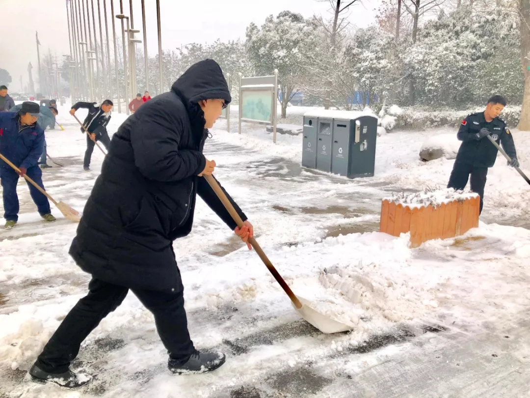 扫雪总动员 天冷情谊暖丨这才是下雪的正确打开方式