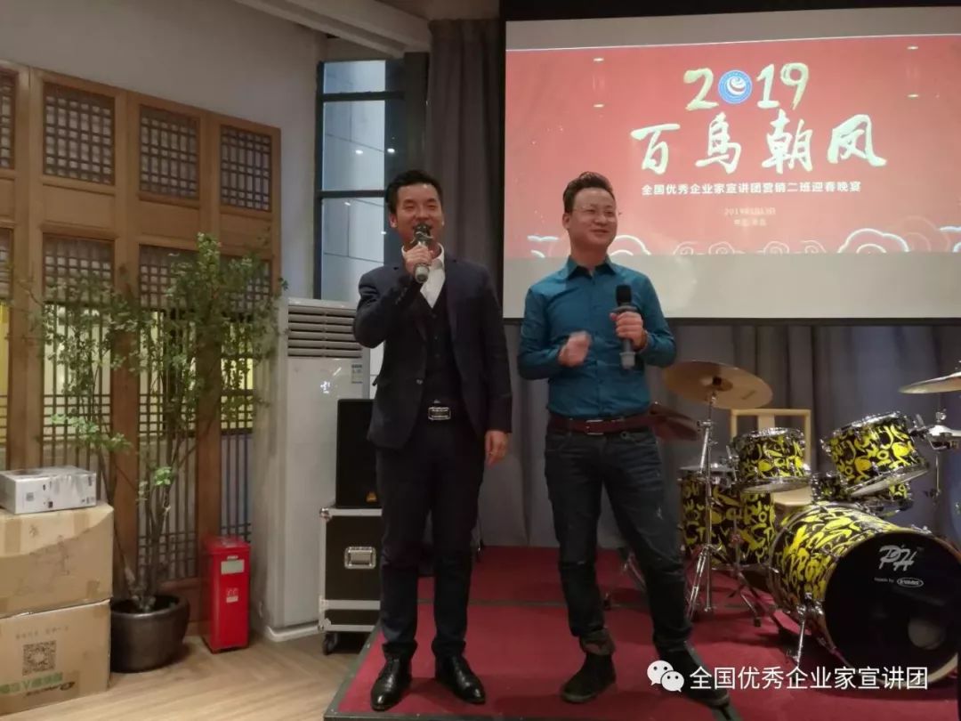 王涛执行班长和周峰两位帅哥主持晚会.