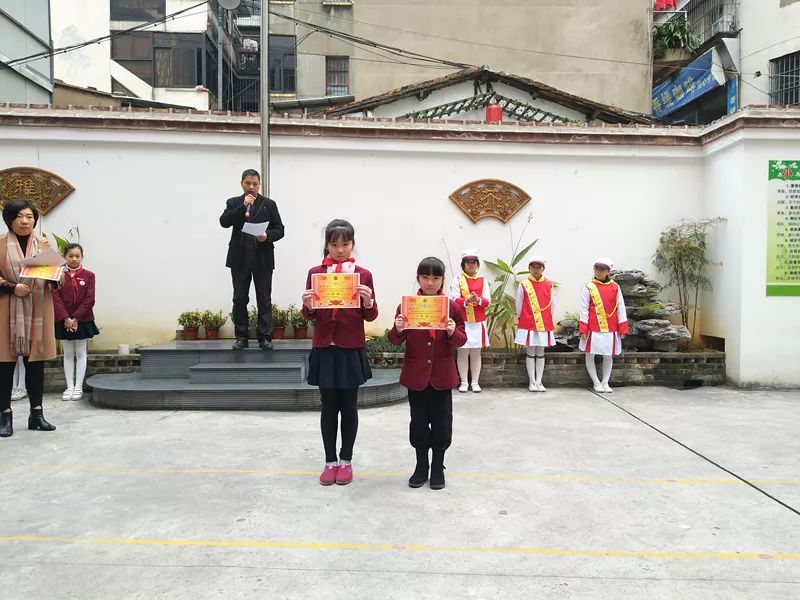 新年新气象捷报再飞扬东方红小学学区数学竞赛英语竞赛颁奖仪式