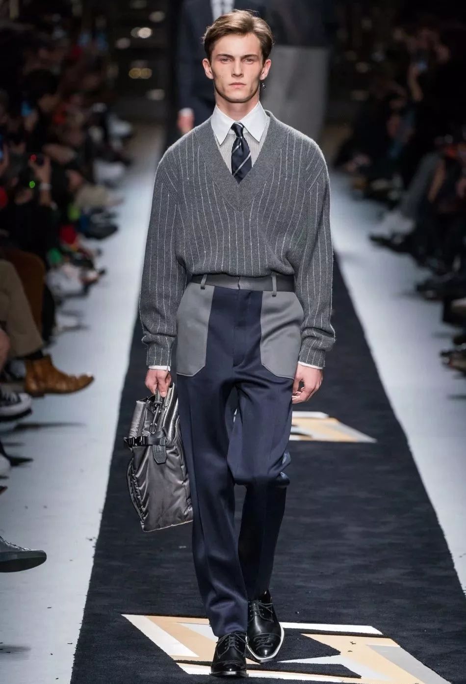 王嘉尔助阵fendi2019秋冬男装周fendiman火力全开