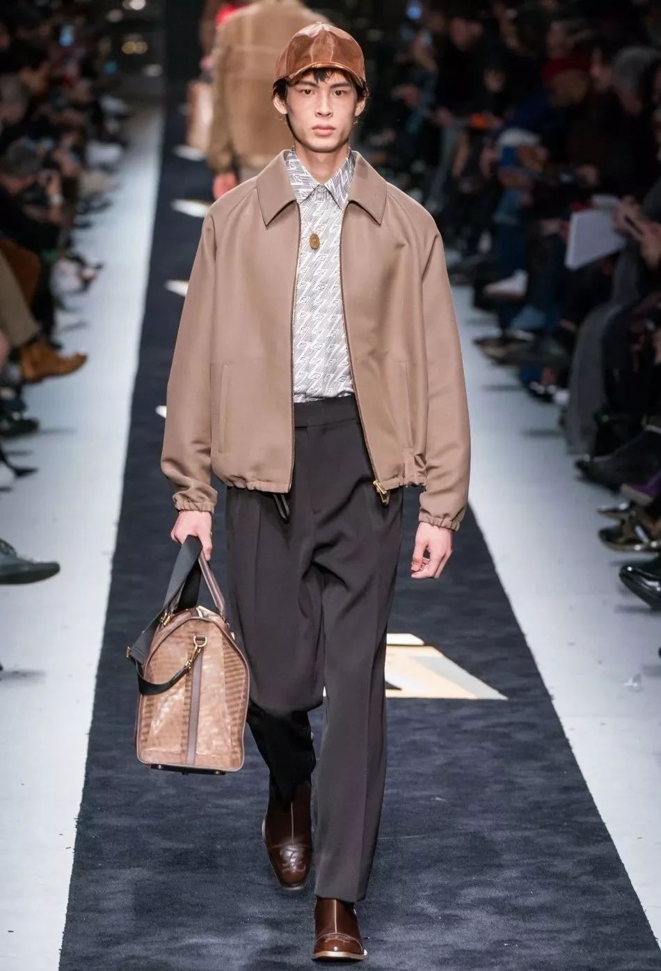 王嘉尔助阵fendi2019秋冬男装周fendiman火力全开