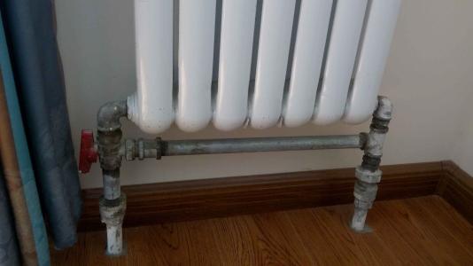 家里暖气管漏水怎么办