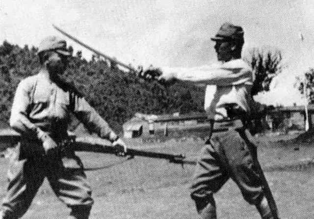 日本人很喜欢拼刺刀,尤其是和中国人打仗时,唯独不敢和苏联人拼