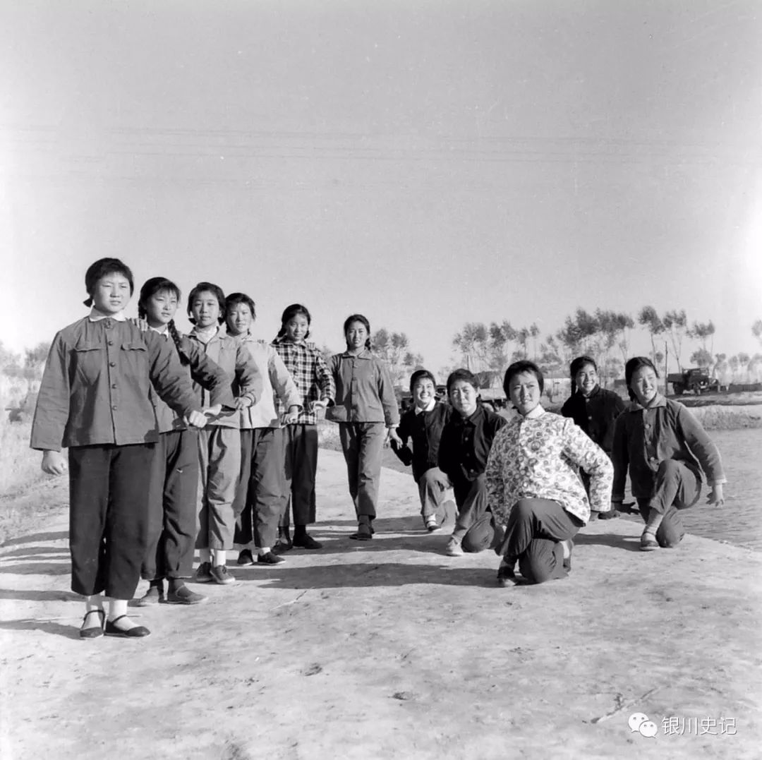 上世纪六十年代初,灵武一中的学生在表演"耕地开田".