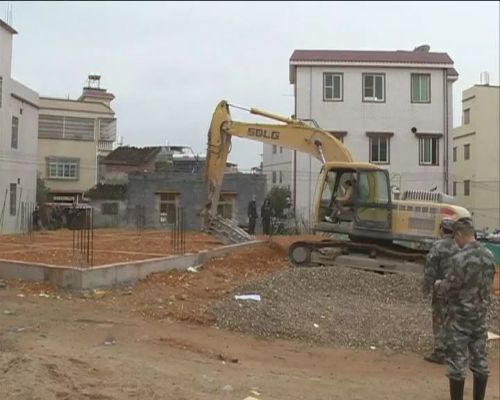 仁化县依法拆除周田镇平甫村9宗环丹违法建设