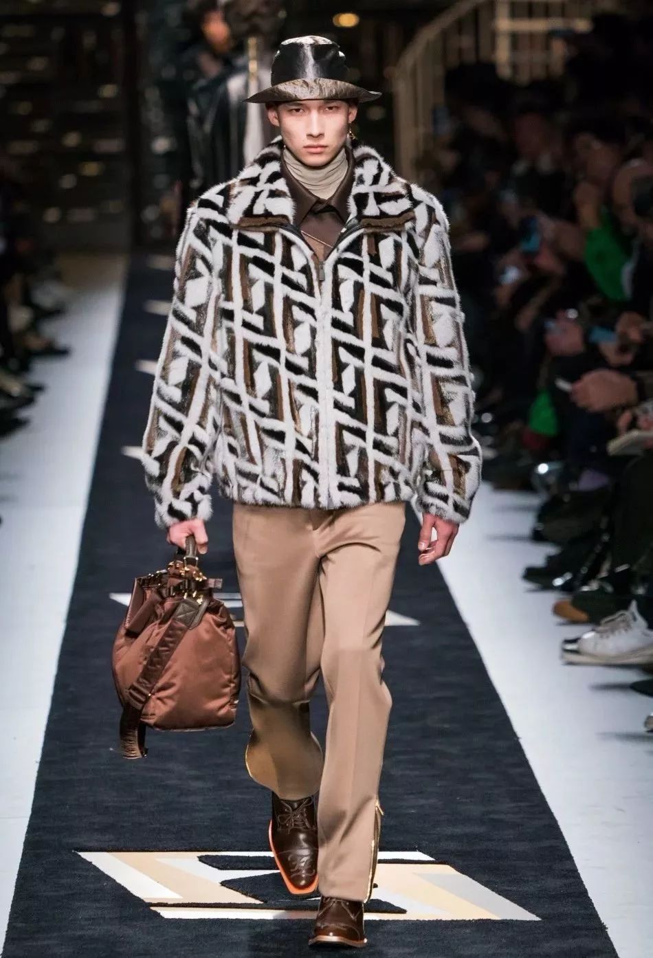 王嘉尔助阵fendi2019秋冬男装周fendiman火力全开