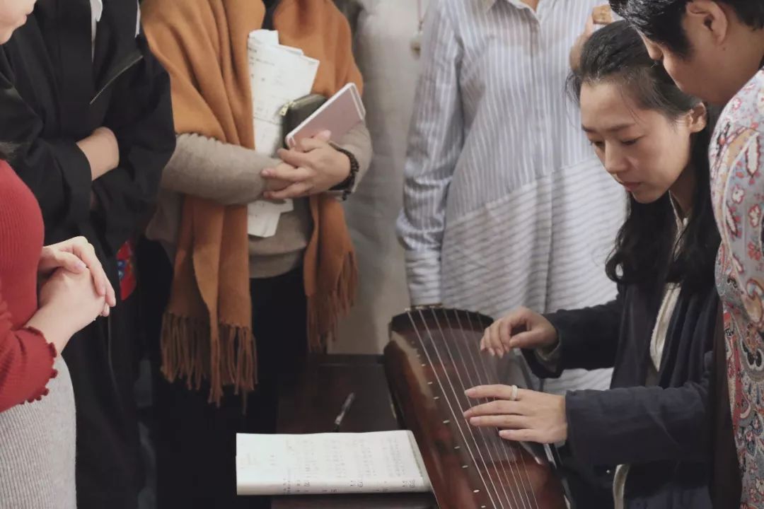 幼时师从上海民乐团张剑先生习筝 古琴先后师从于赵家珍,龚一,朱晞三