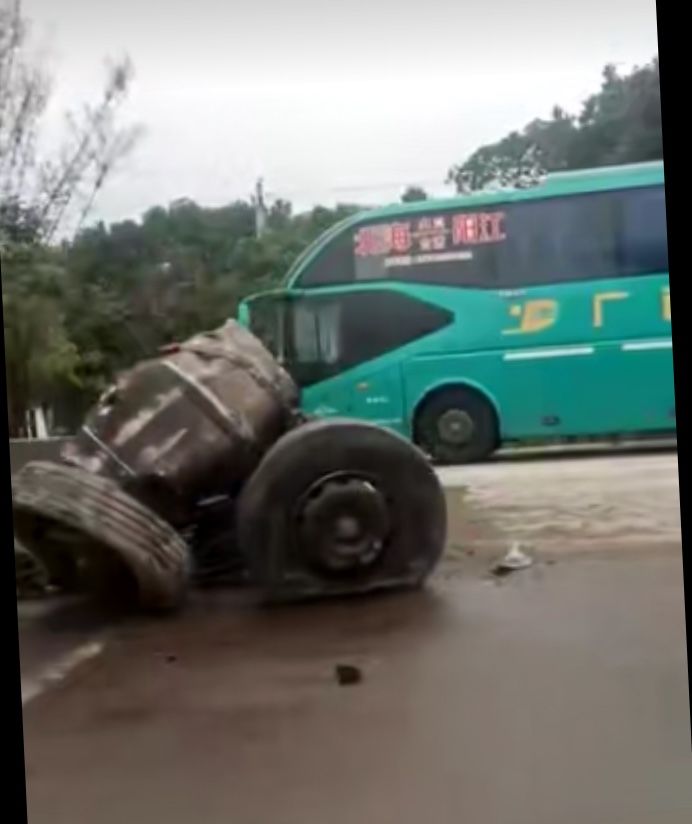 一辆大货横跨围栏倒在路上早上发生一起交通事故.阳江技校路段