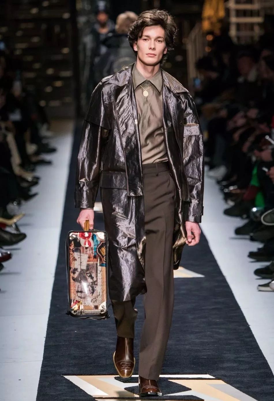 王嘉尔助阵fendi2019秋冬男装周fendiman火力全开