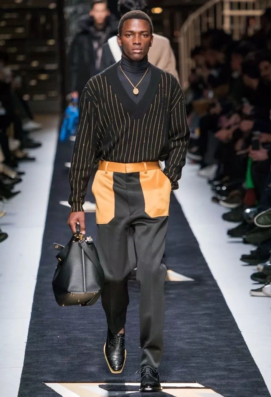 王嘉尔助阵fendi2019秋冬男装周fendiman火力全开