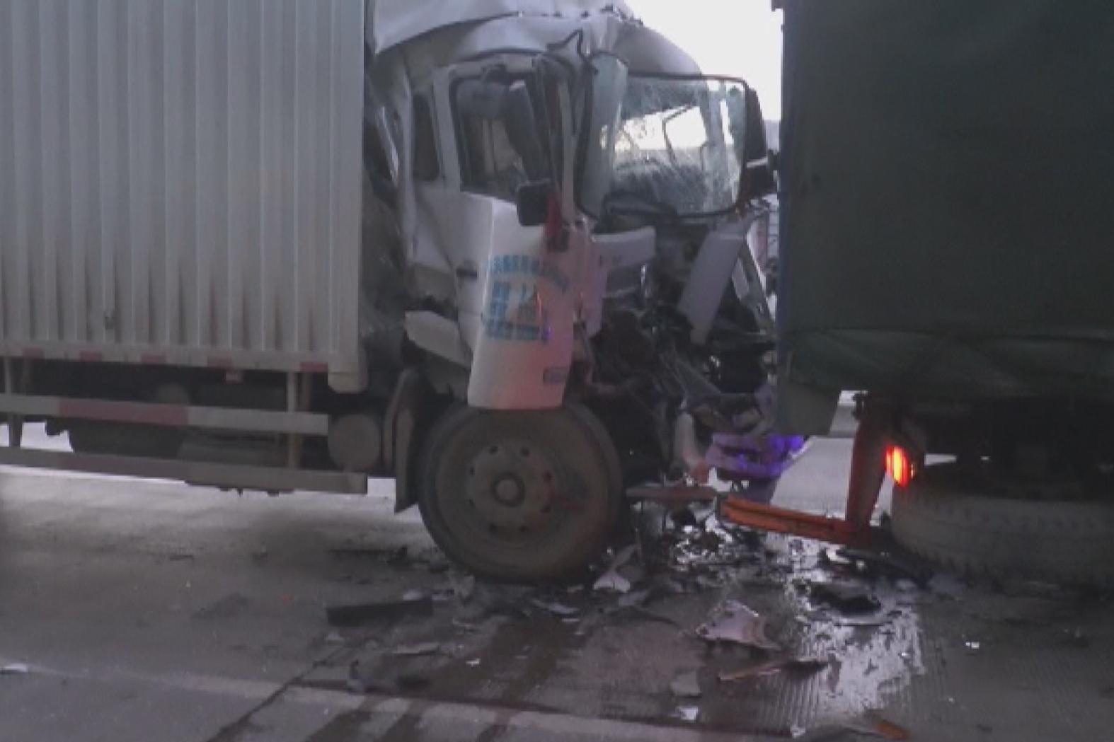 济南:疑疲劳驾驶厢式货车硬顶大货车撞出两米远