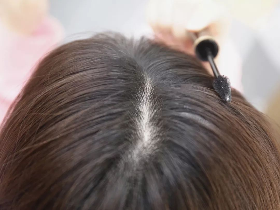 头发中缝里有一些碎发,用了小小梳就不毛糙了刷头上的发蜡精华刷在