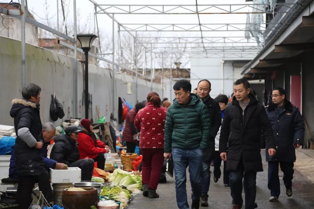 第一组由镇党委书记郎一舟,副镇长徐建明带队,对张家墩农贸市场,利华