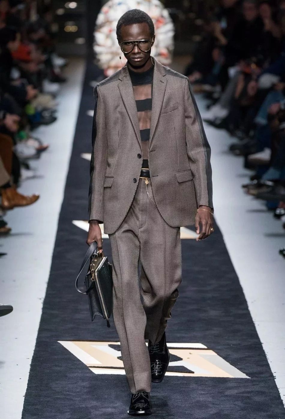 王嘉尔助阵fendi2019秋冬男装周fendiman火力全开