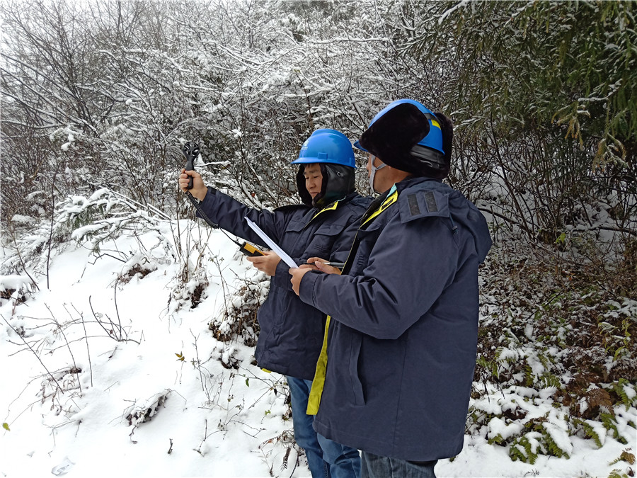 南方电网贵州六盘水水城供电局迎战新年初雪 电力人山间特巡保电忙