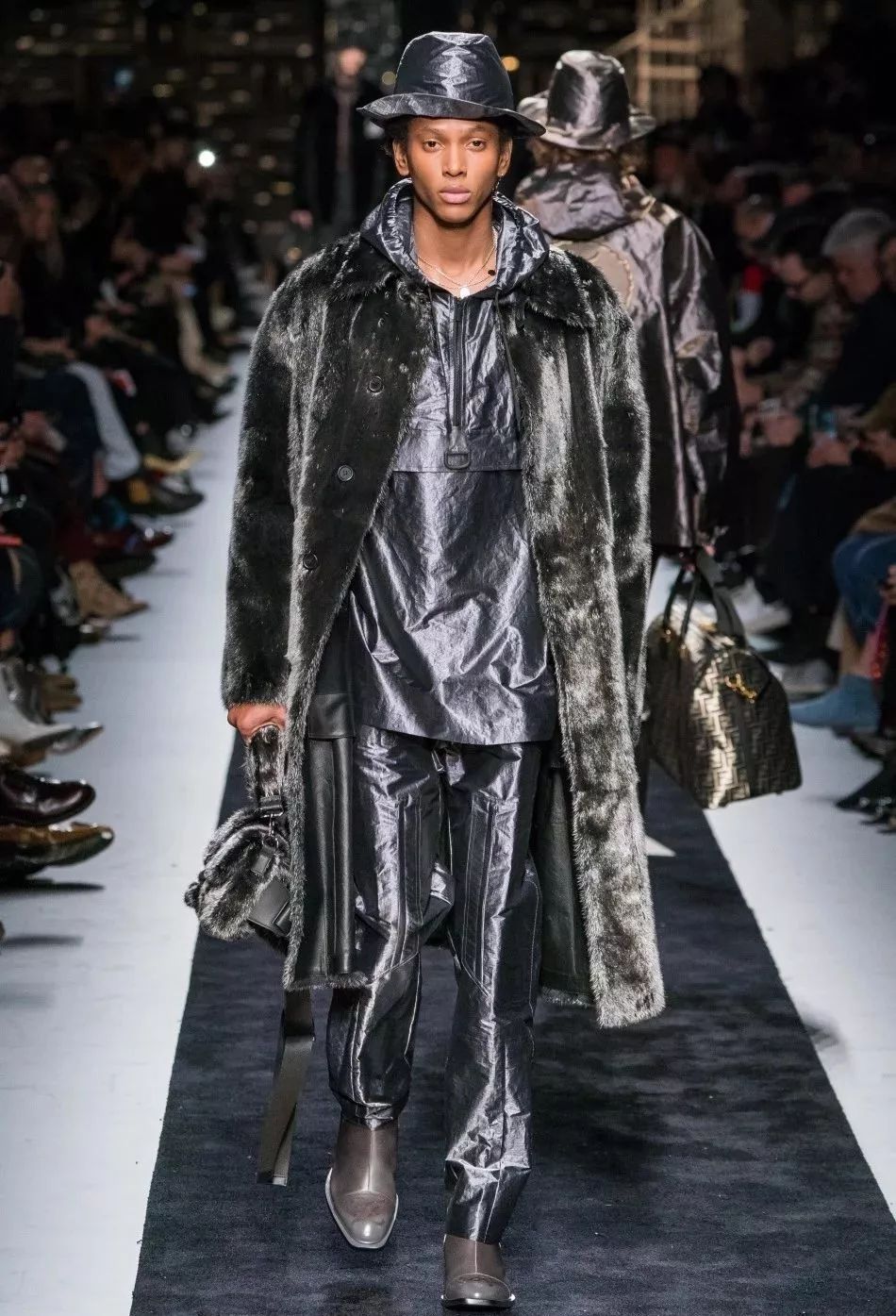 王嘉尔助阵fendi2019秋冬男装周fendiman火力全开