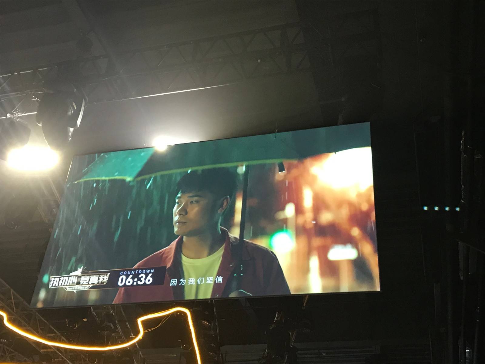 SKY李曉峰變身護花使者 企鵝電競頒獎現場幫美女遮風擋雨 遊戲 第4張