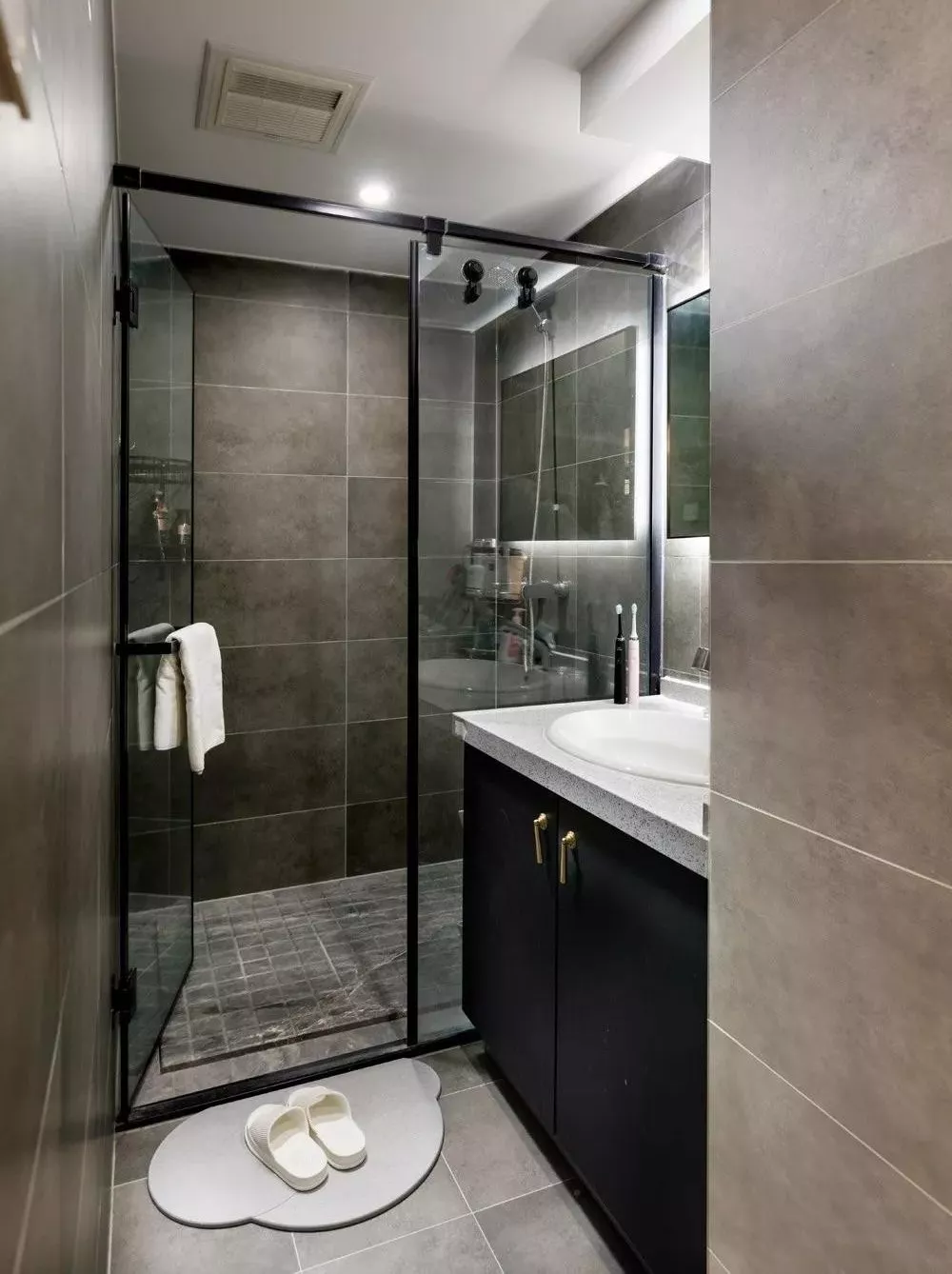 卫生间单独划分出了淋浴间,用玻璃门来做干湿分离,还是比较经典实用