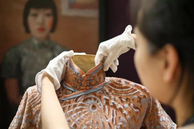 想了解中国旗袍的起源与发展? 那就接着往下看吧!