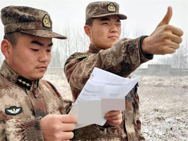 让我想想…训练间隙,参训人员研究地图探讨方法.