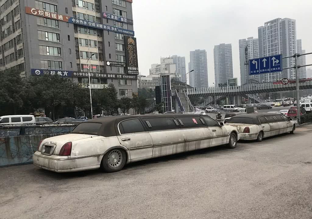 加长版豪车变"僵尸车",只因车主嫌弃其太长,又不好停车!