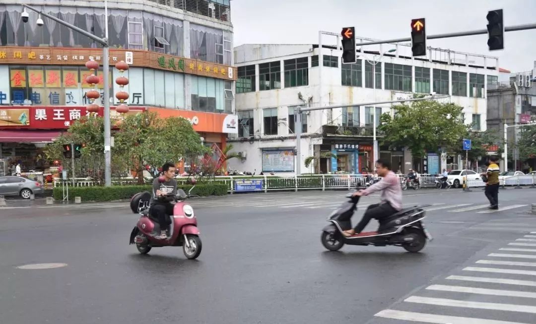 万城电动车闯红灯现象频发 市民呼吁要加大处罚力度