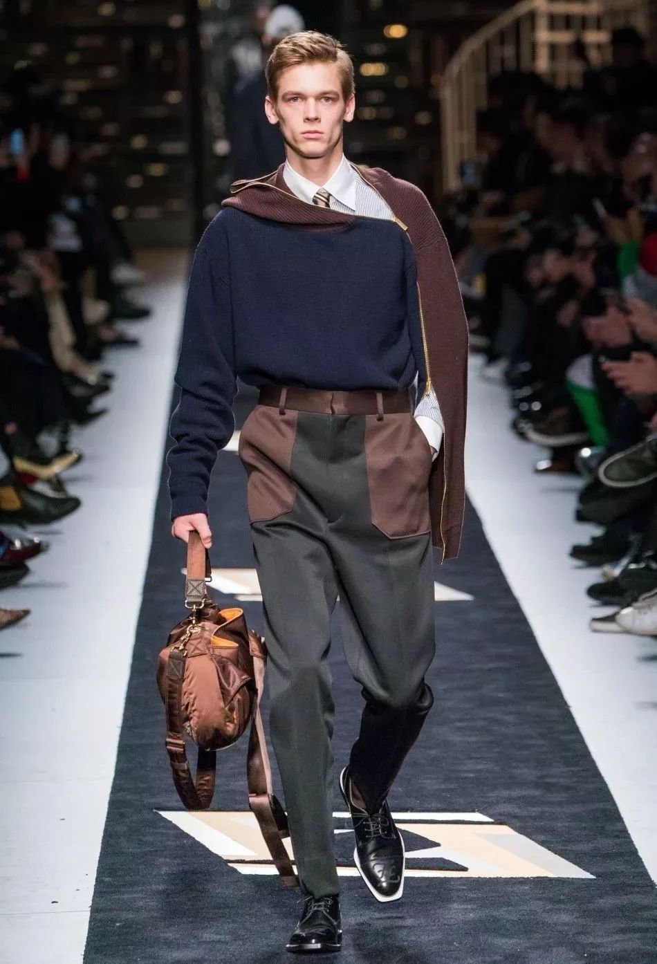 王嘉尔助阵fendi2019秋冬男装周fendiman火力全开