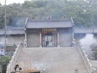 去拜山,行大运 每逢新年 东莞人总会到黄旗观音古寺 烧柱香祈求来年