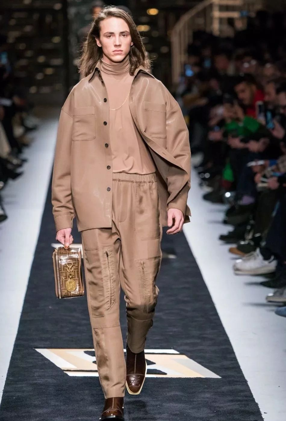 王嘉尔助阵fendi2019秋冬男装周fendiman火力全开