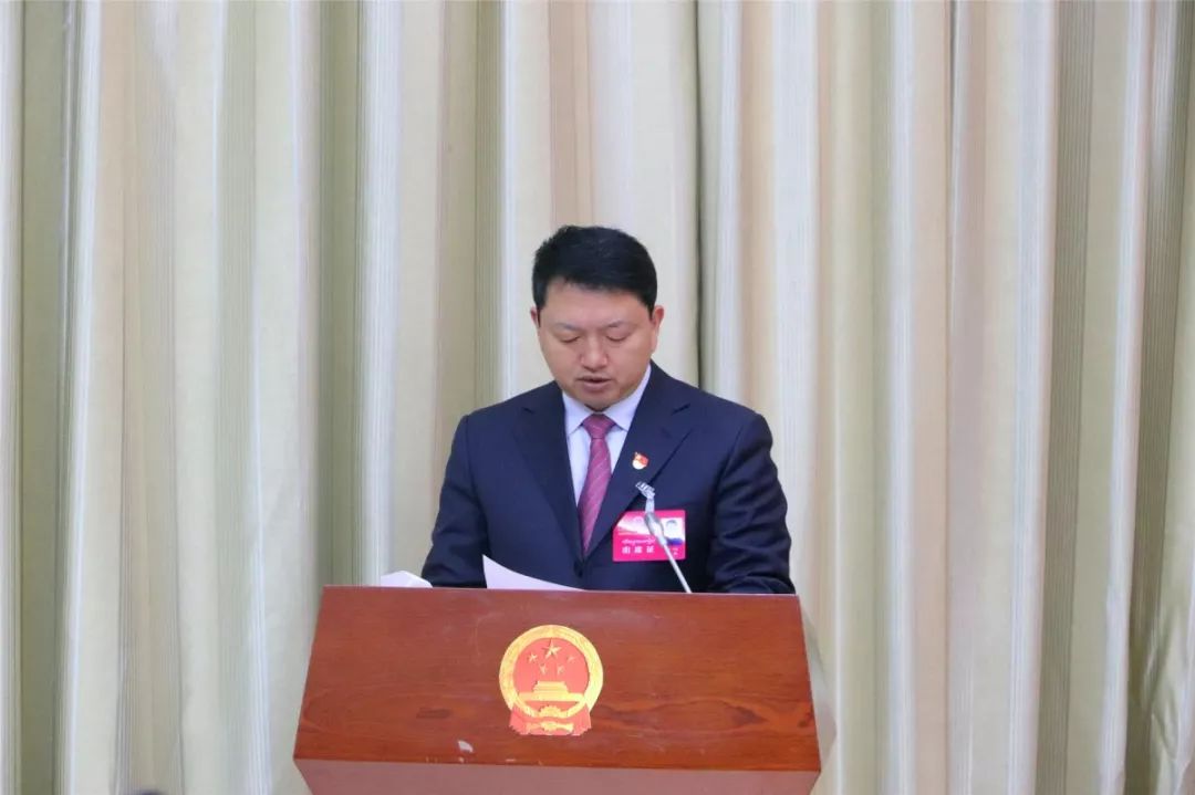 堆龙德庆区委副书记,区长杜江代表区人民政府作工作报告