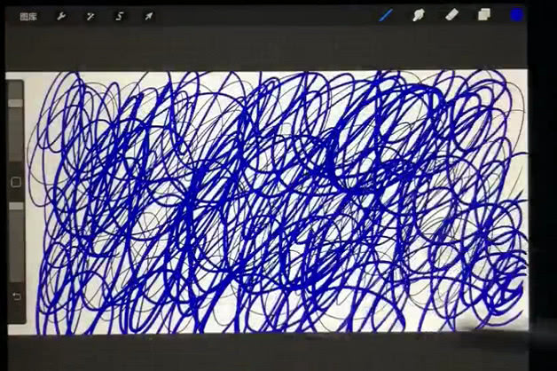 全程用杂乱的线条画画,看起来操作很简单,最后的成片却很浪漫