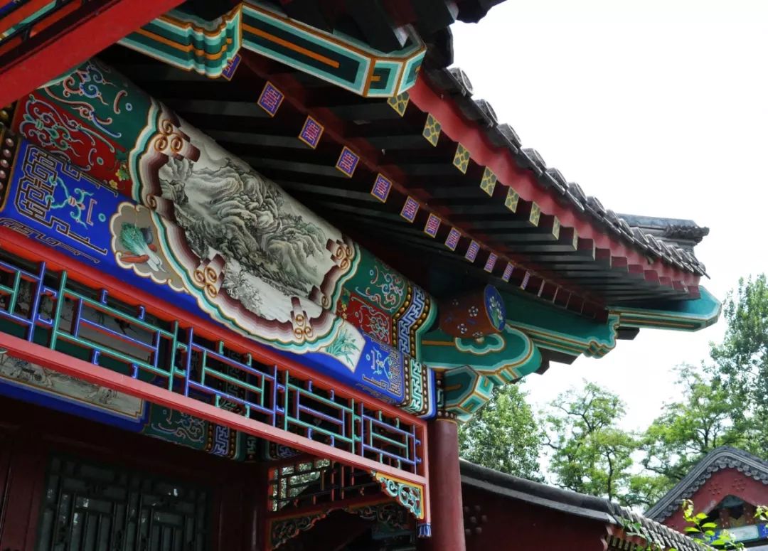 以冷色青绿与纯丹作反衬之用,其结果为异常成功之 中国建筑的色彩