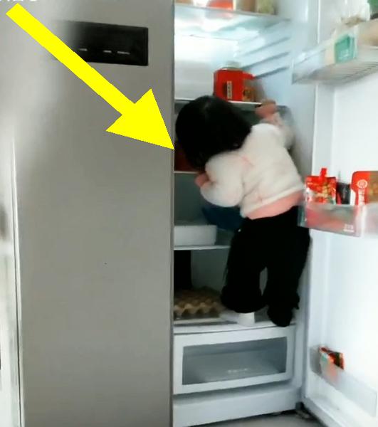 两岁女宝钻冰箱偷喝酸奶,姿势让妈妈乐了:高手