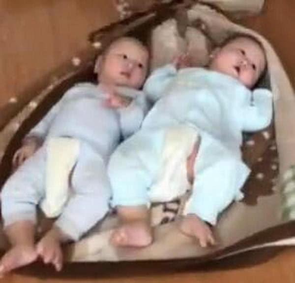 雙胞胎媽媽自制拖地神器，看到「拖把」網友樂了：娃是充手機費送的 親子 第4張