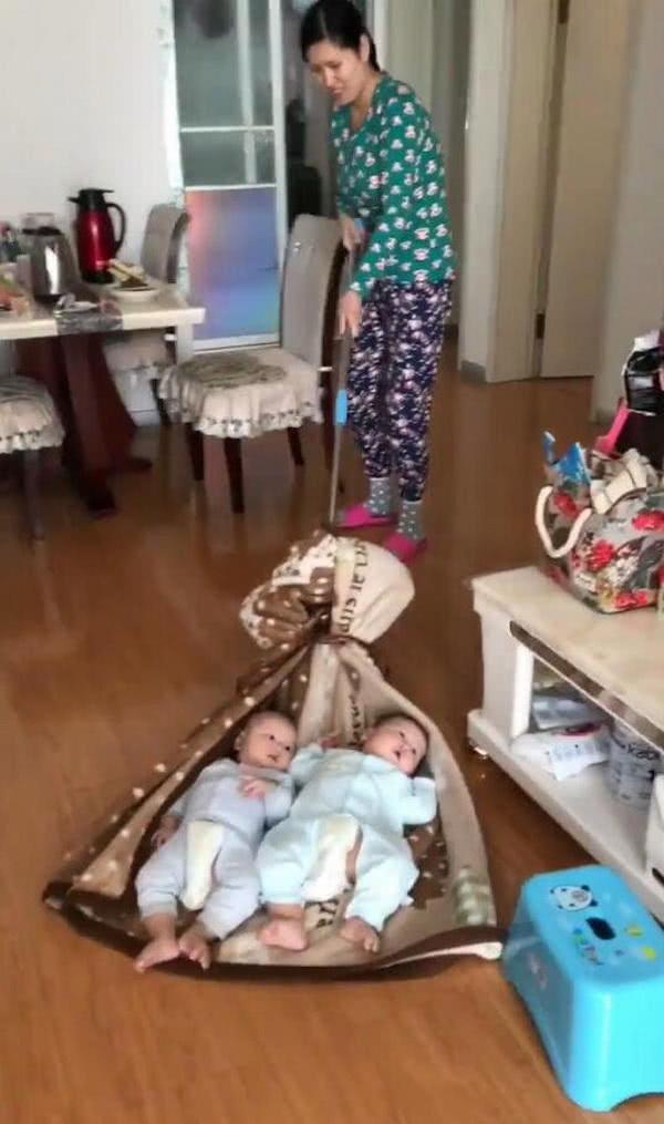 雙胞胎媽媽自制拖地神器，看到「拖把」網友樂了：娃是充手機費送的 親子 第1張