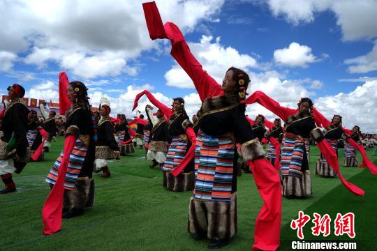 图为2018年8月10日,西藏当地女性载歌载舞,参与大型活动演出.