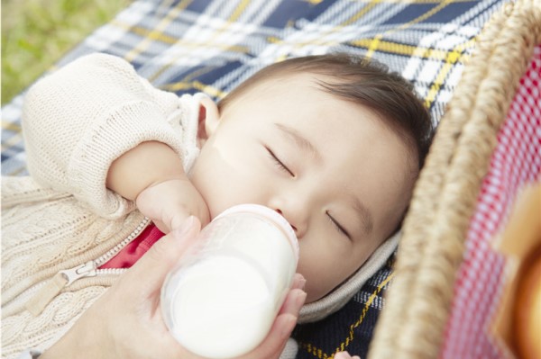 宝宝吃奶才睡觉怎么办
