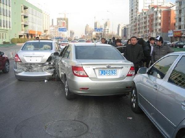 前车突然急刹车 后车来不及刹车撞上去 责任算是后车的 搜狐汽车 搜狐网