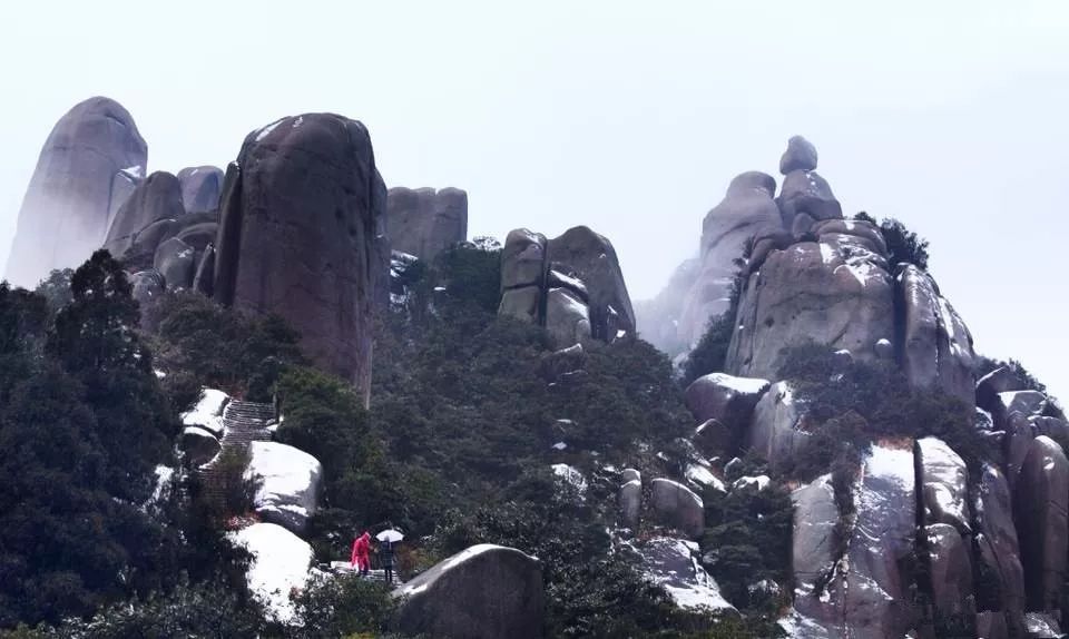 李步登/摄蓝天下,峰石巍巍朝天去,英气十足航拍神州/摄风雨里,云雾