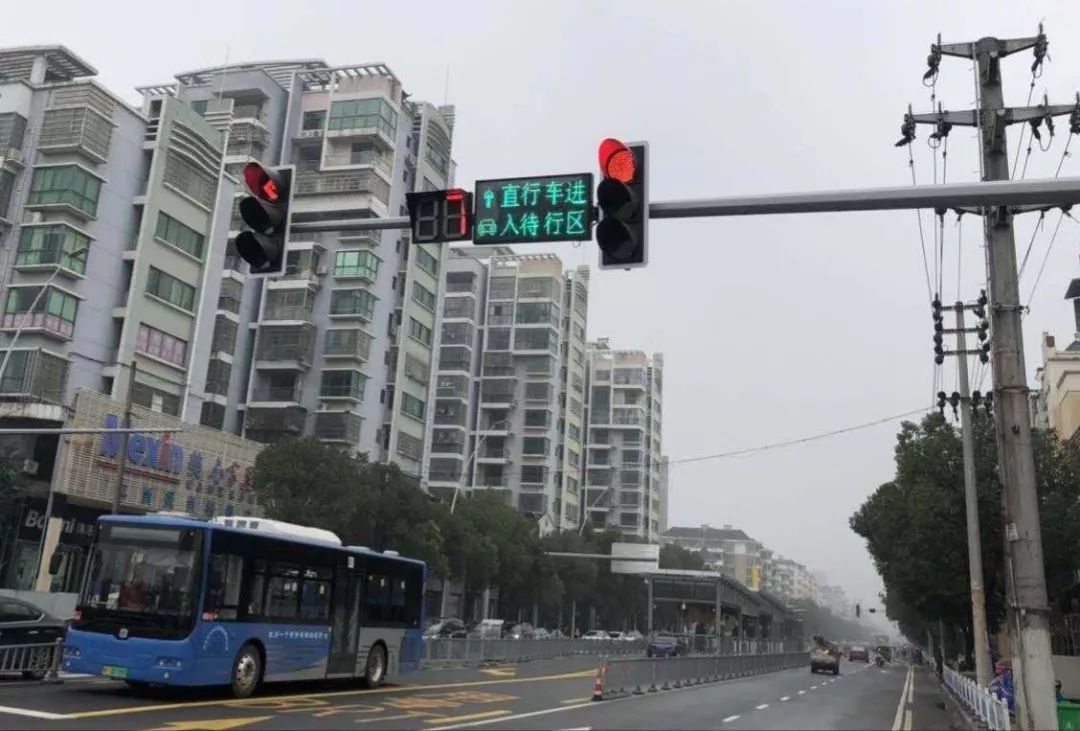 所有车主 抚州这条道路增设直行待行区的,还曝光闯红灯,违停车辆.