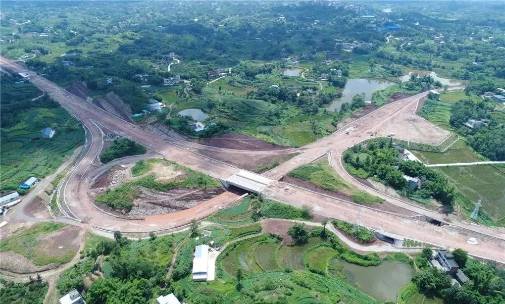 四川境简称 泸渝高速公路,泸荣高速从东北方向重庆荣昌入境泸州后