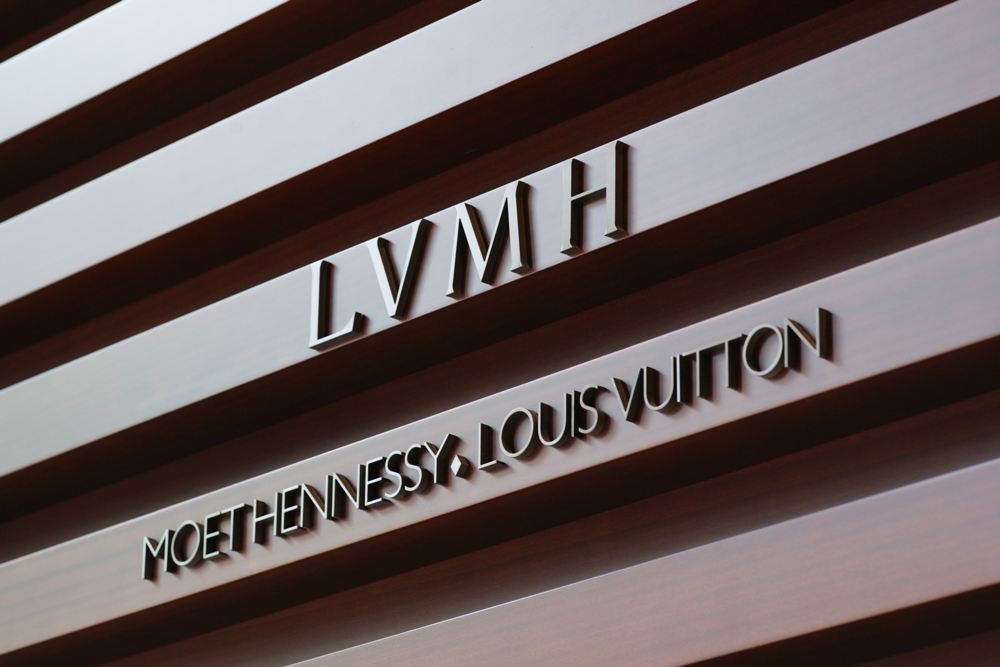 蕾哈娜攀上高枝了！聯手時尚大佬LVMH，跨界辦奢侈品時裝屋 時尚 第3張