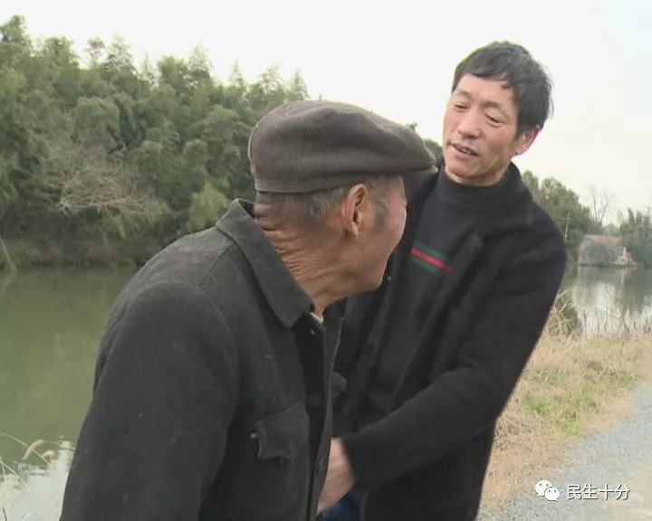 救人者 孙玉其:我衣服裤子都脱掉,赤膊下去, 老人的手正好被我抓住