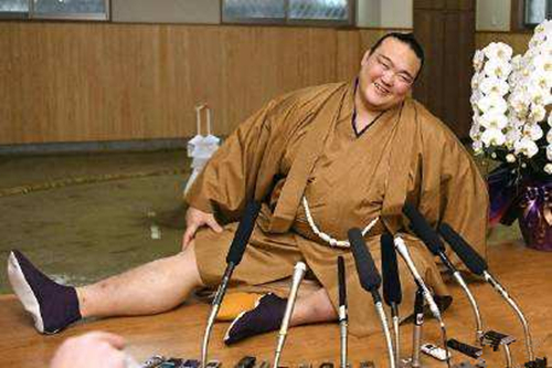 日本350斤相扑横纲大将宣布退役,美女娇妻却坦言