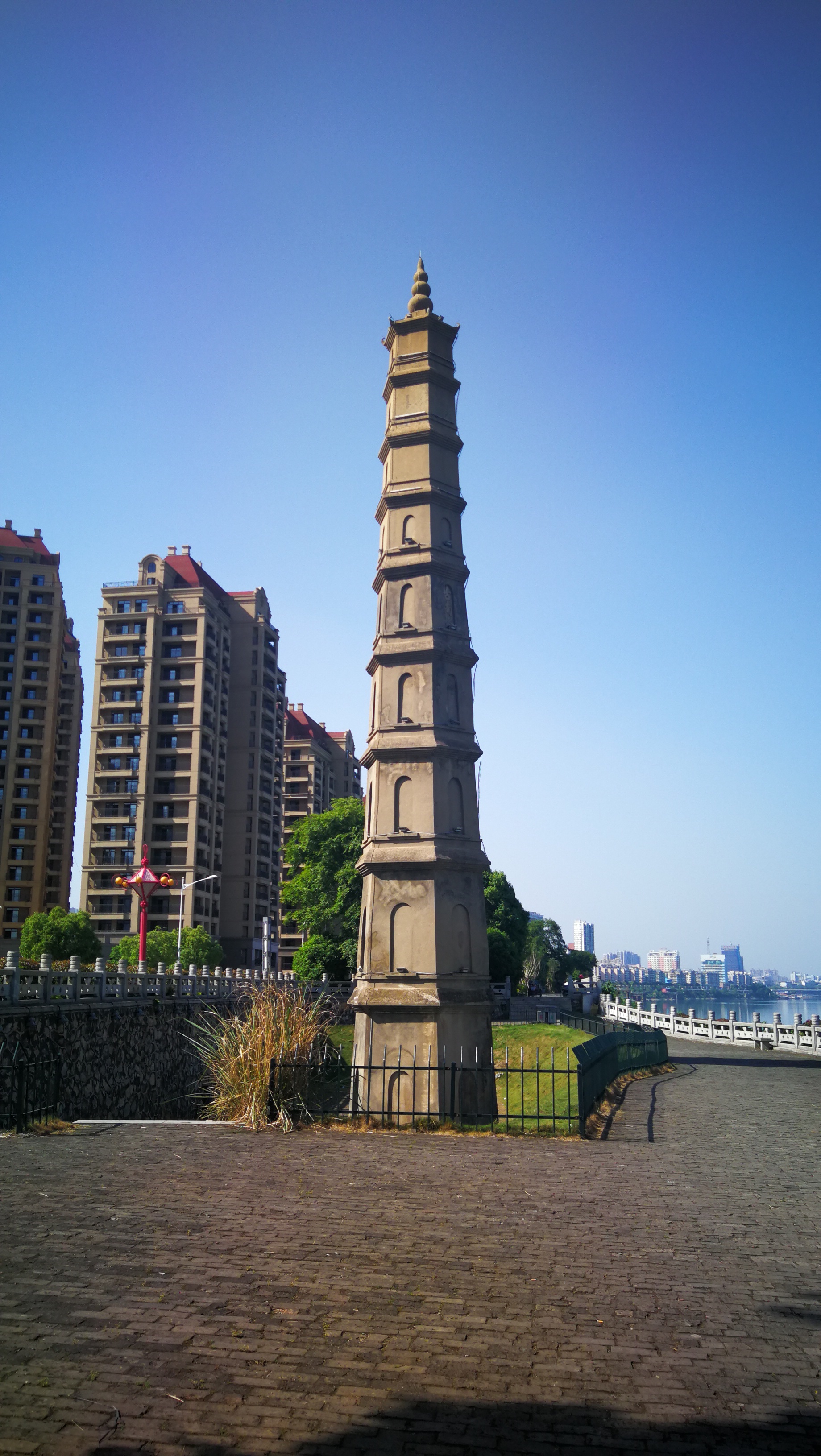 据历代府,县志载,该塔建于三国东吴赤乌二年(239年),又叫"镇南塔""马