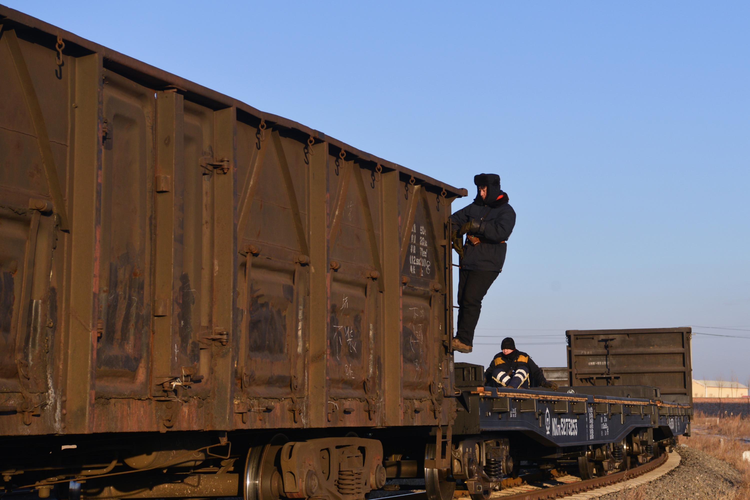 在满洲里铁路口岸站编组场,调车员在行进的火车上作业(1月12日摄.